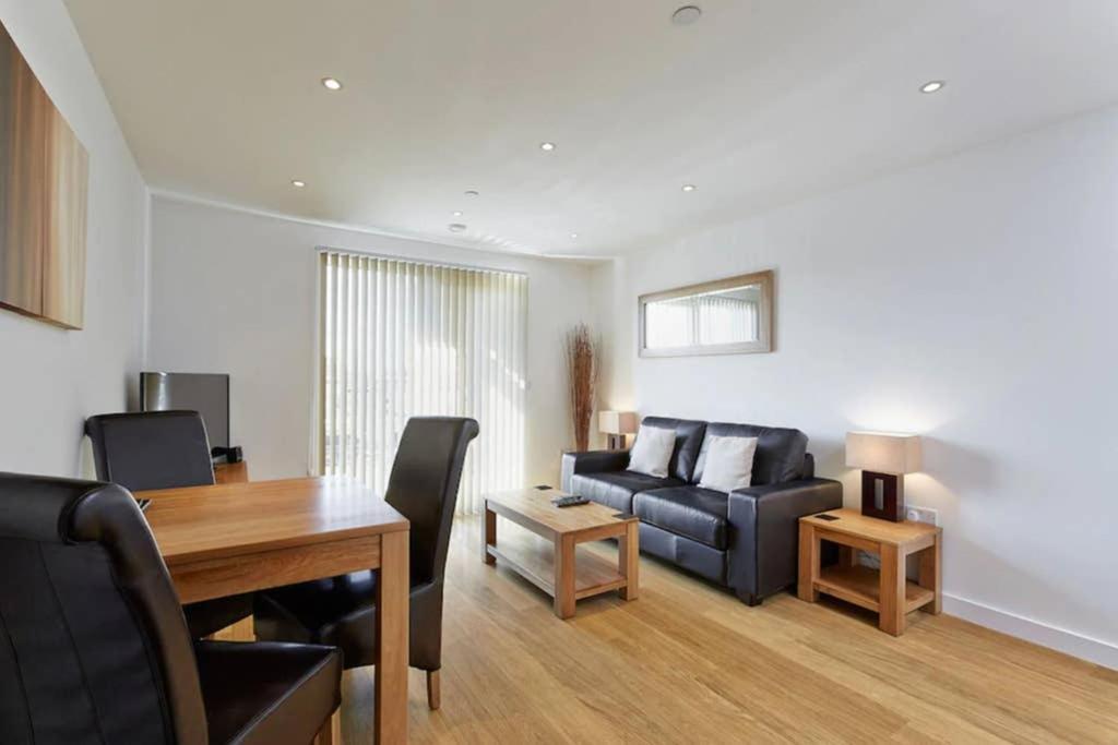 Modern Apartment At Slough Station, London In 18 Mins! Exterior photo